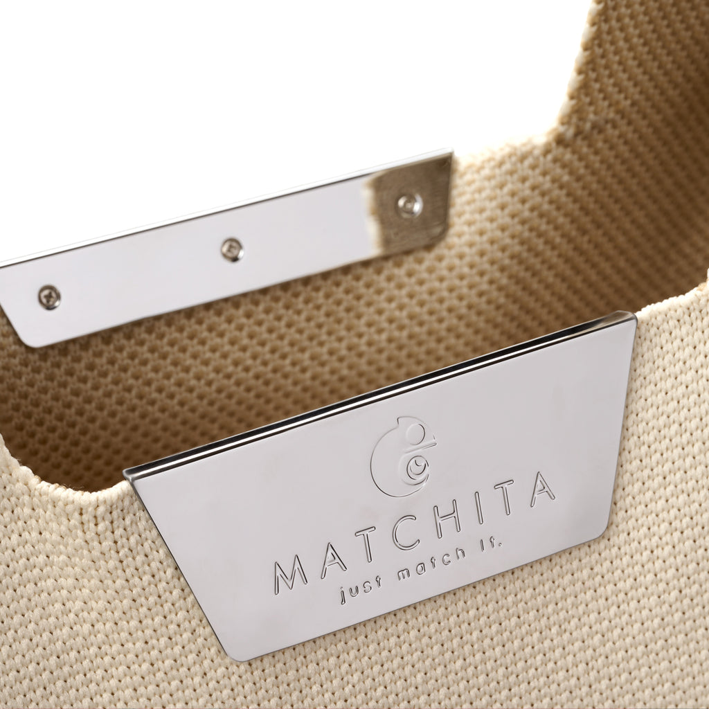 Метално магнитно закопчаване с гравирано лого - близък кадър