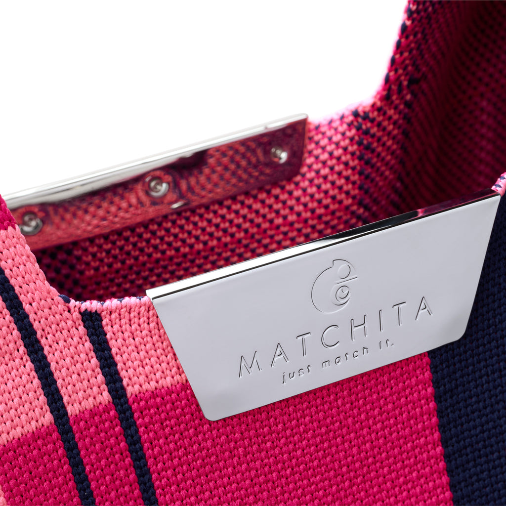 Близък кадър на метално магнитно закопчаване с лого и вътрешност от тъкан полиестер