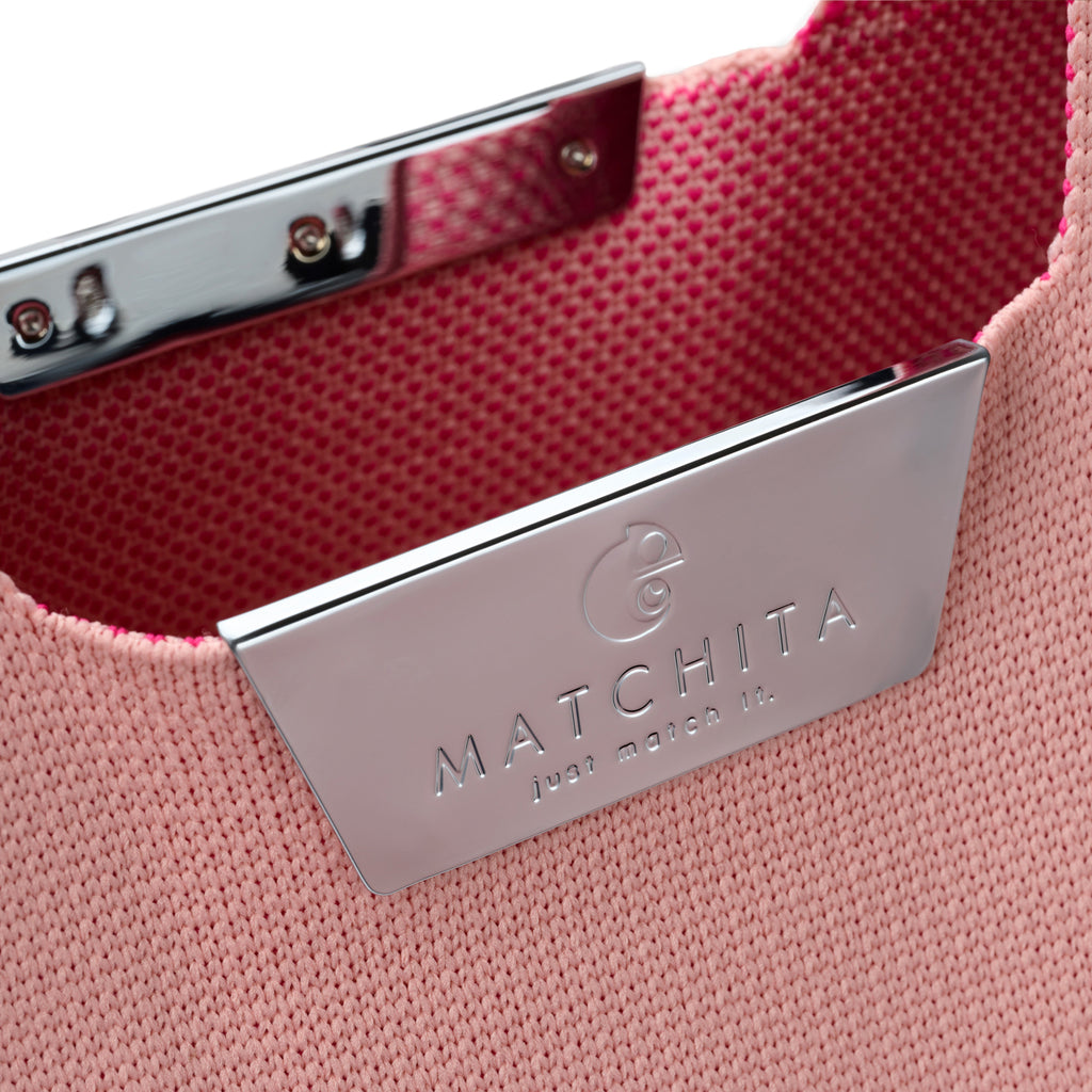 Метално магнитно закопчаване с гравирано лого - близък кадър